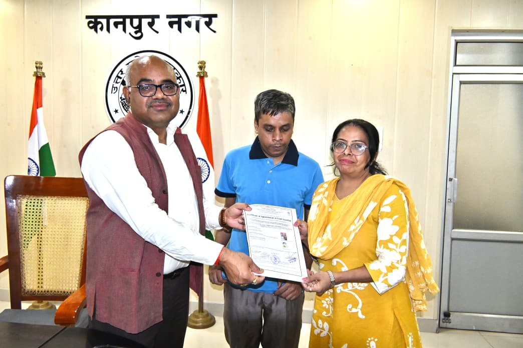 जिलाधिकारी ने 12 परिजनों को सौंपे विधिक संरक्षकता प्रमाणपत्र