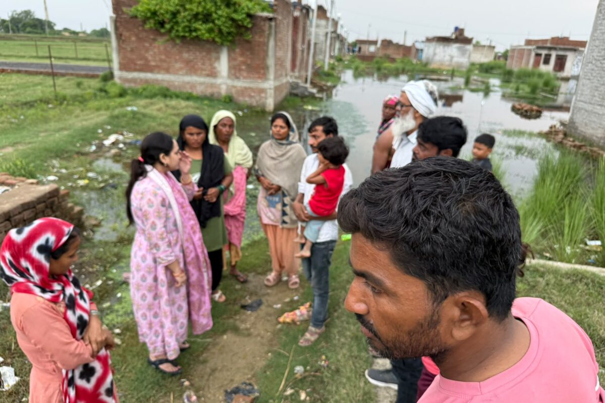 जलभराव के कारण लोग अपने ही घरों में कैद होने को मजबूर