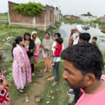 जलभराव के कारण लोग अपने ही घरों में कैद होने को मजबूर