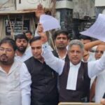 अधिवक्ता संशोधन विधेयक की प्रतियां फाड़ जताया विरोध