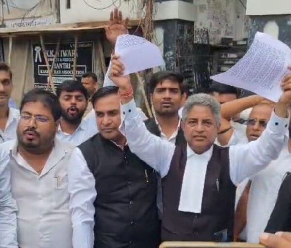 अधिवक्ता संशोधन विधेयक की प्रतियां फाड़ जताया विरोध