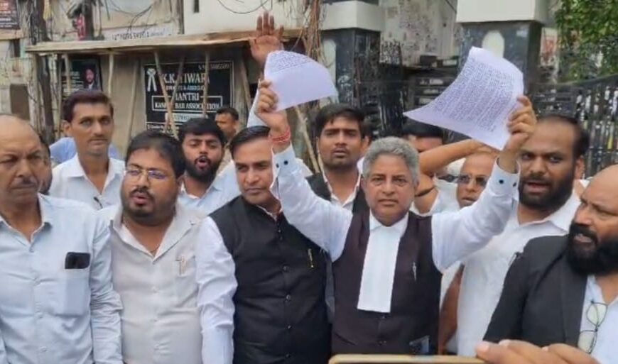 अधिवक्ता संशोधन विधेयक की प्रतियां फाड़ जताया विरोध