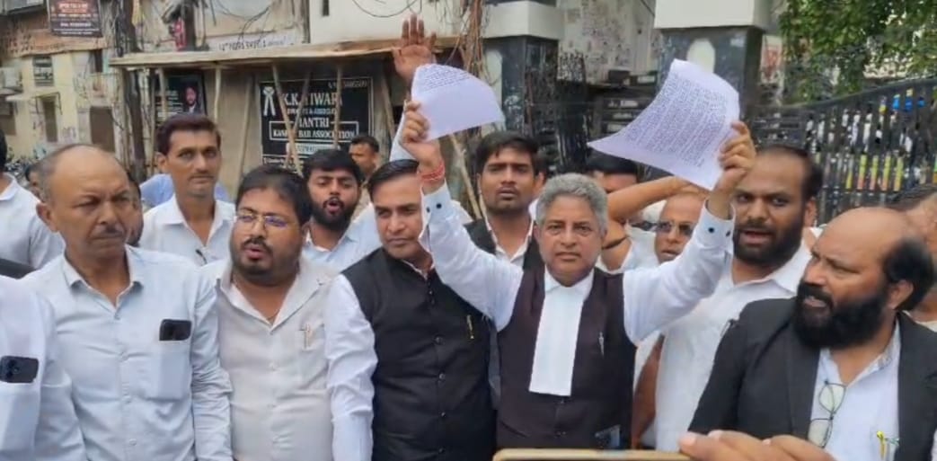 अधिवक्ता संशोधन विधेयक की प्रतियां फाड़ जताया विरोध