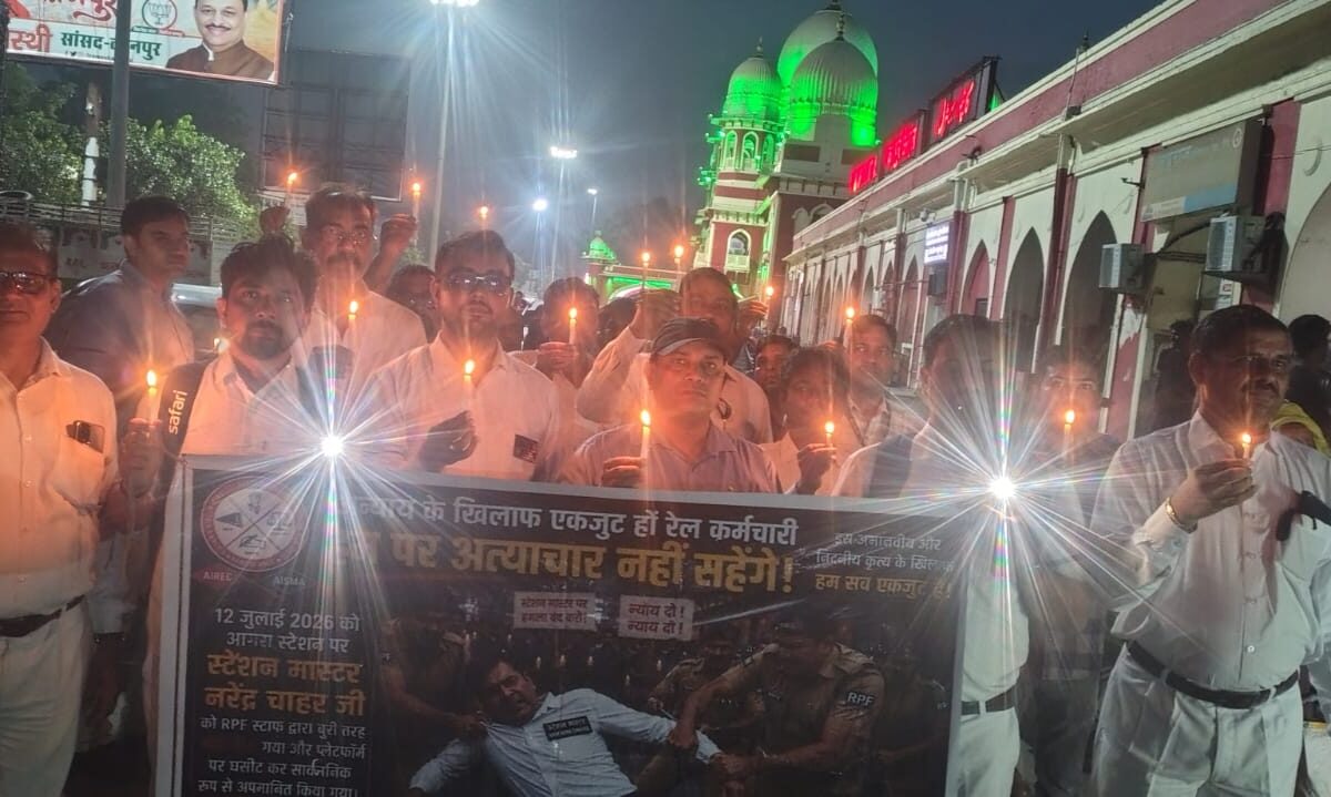 आगरा घटना के विरोध में स्टेशन मास्टरों का कैंडल मार्च