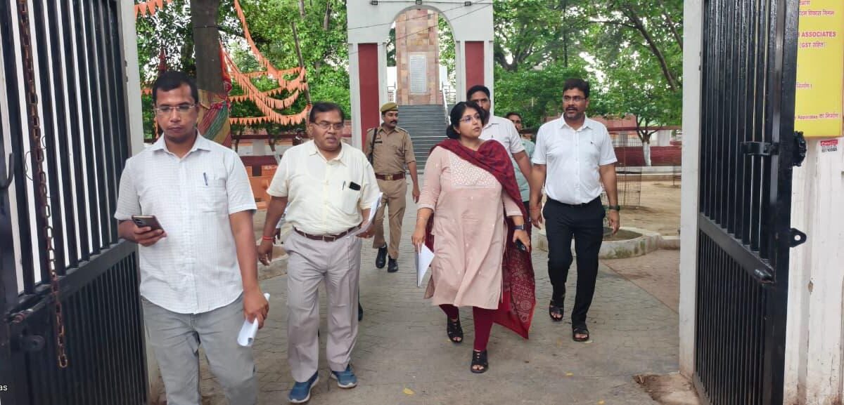 डीएम ने शहीद स्मारक के निर्माणाधीन कार्यों का लिया जायजा