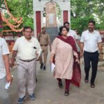डीएम ने शहीद स्मारक के निर्माणाधीन कार्यों का लिया जायजा