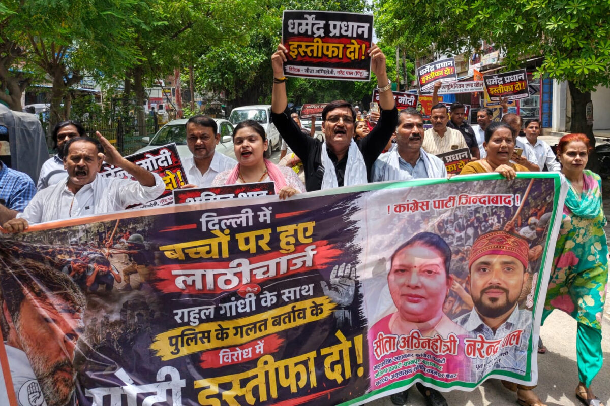 छात्रों के समर्थन में कांग्रेस का मार्च, शिक्षा मंत्री का मांगा इस्तीफा