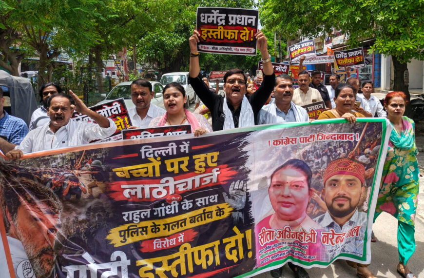 छात्रों के समर्थन में कांग्रेस का मार्च, शिक्षा मंत्री का मांगा इस्तीफा