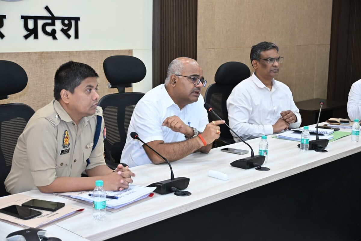 हेलमेट और सीट बेल्ट से ही सुरक्षित होगा सफर : डीएम