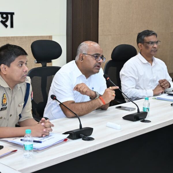 हेलमेट और सीट बेल्ट से ही सुरक्षित होगा&hellip;