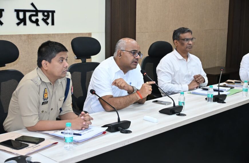 हेलमेट और सीट बेल्ट से ही सुरक्षित होगा सफर : डीएम