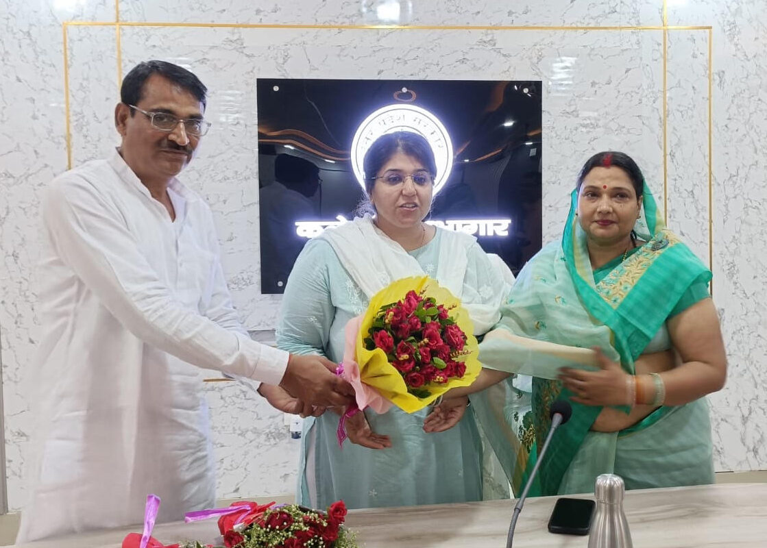 निकाय अध्यक्ष ने डीएम से को ज्ञापन सौंपकर मार्ग निर्माण की मांग रखी