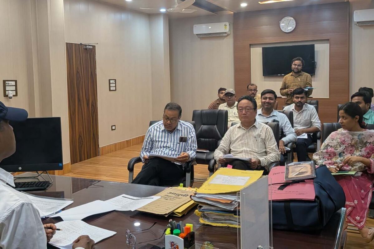 विद्युत पोल शिफ्टिंग की समीक्षा बैठक, मुख्य विकास अधिकारी ने दिए सख्त निर्देश