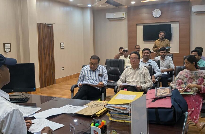 विद्युत पोल शिफ्टिंग की समीक्षा बैठक, मुख्य विकास अधिकारी ने दिए सख्त निर्देश