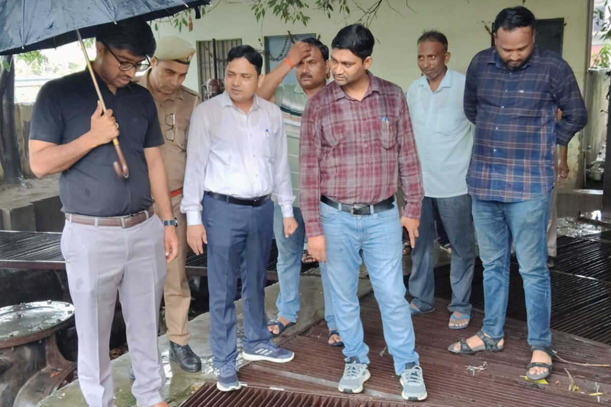 नगर आयुक्त ने अधिकारियों संग जलभराव वाले क्षेत्रों का किया निरीक्षण