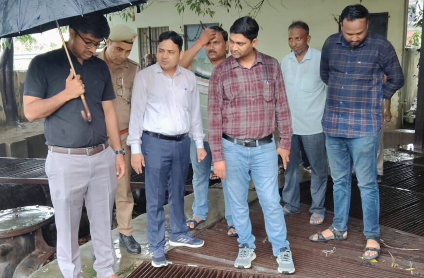 नगर आयुक्त ने अधिकारियों संग जलभराव वाले क्षेत्रों का किया निरीक्षण