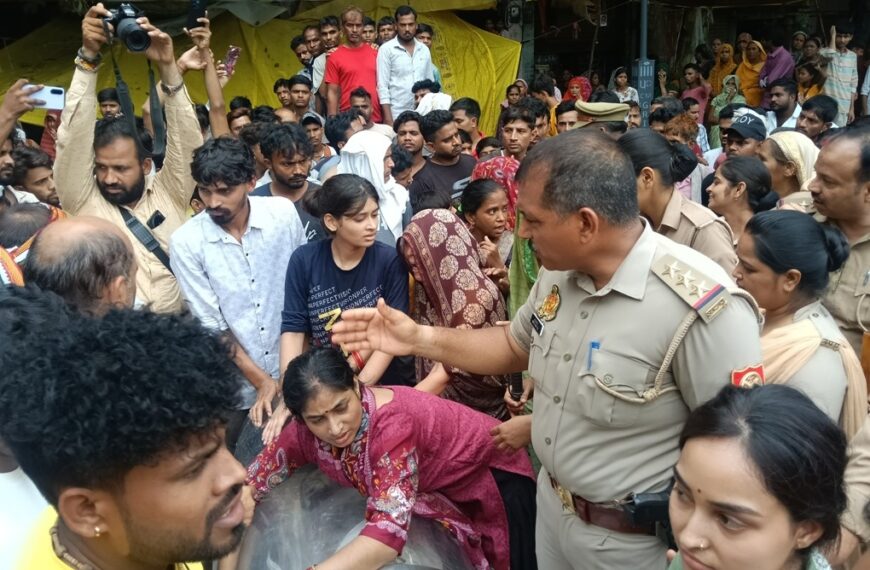 मृतक अरुण के परिजनों ने इंसाफ दिलाने की मांग लेकर सड़क पर शव रखकर दिया&hellip;