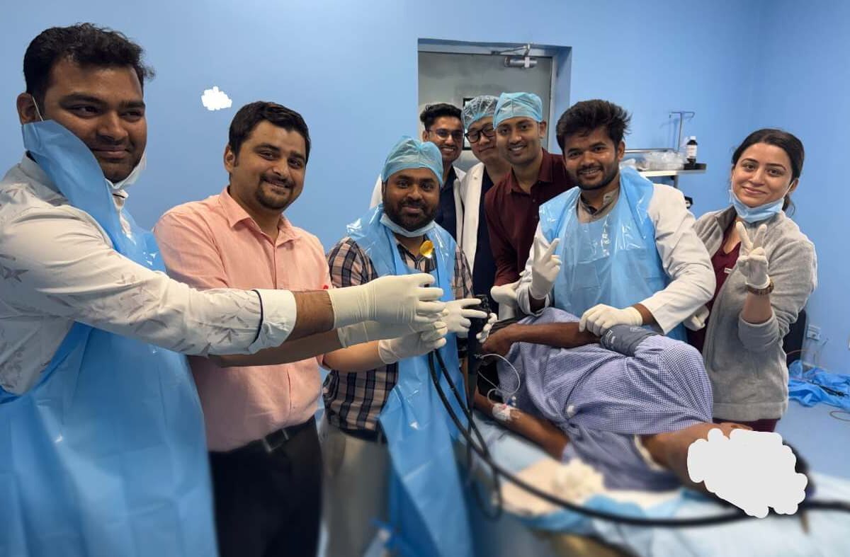 एंडोस्कोपी से बिना ऑपरेशन सफलतापूर्वक निकाली गई पेट में फंसी आम की गुठली