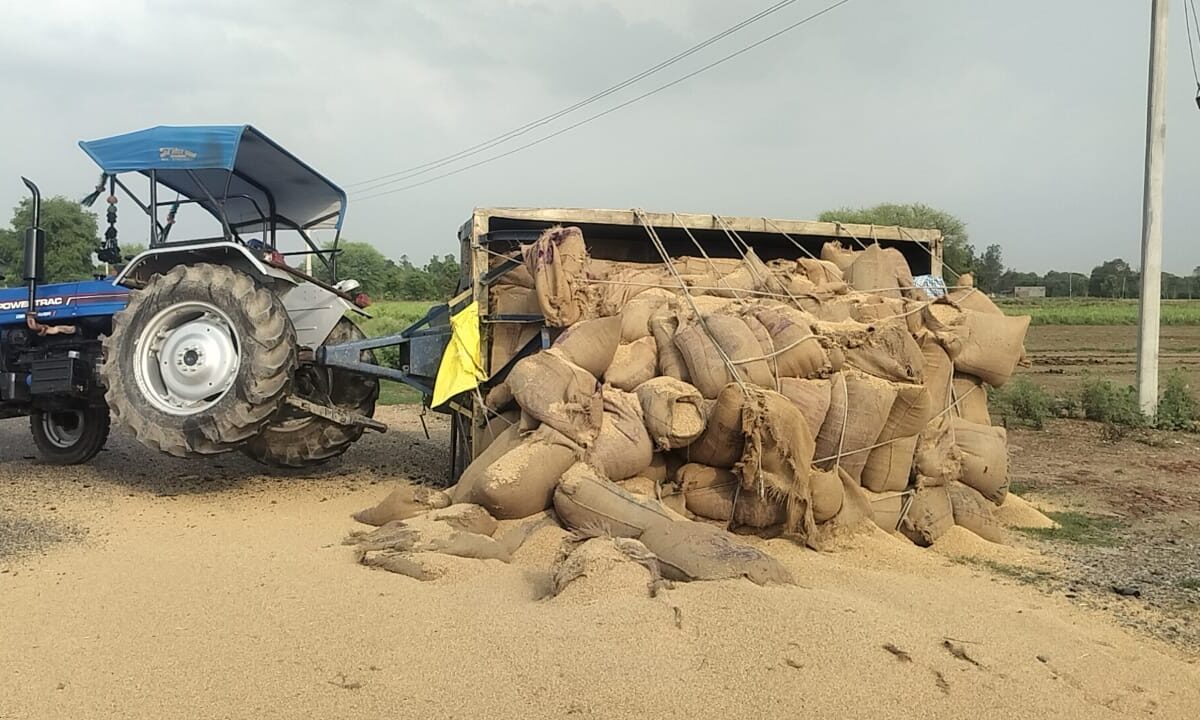 तेज रफ्तार ट्रैक्टर-ट्रॉली की टक्कर से स्कूटी सवार समेत तीन घायल, एक की मौत