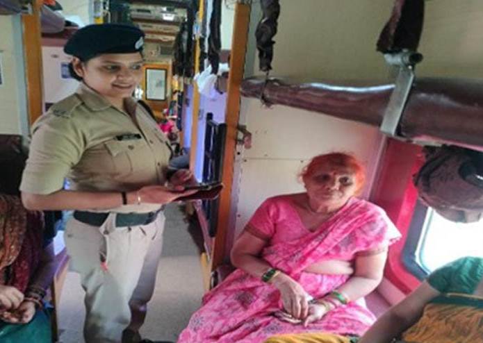 ट्रेन में यात्रा कर रही महिलाओं की हमसफर बन रही ‘मेरी सहेली’