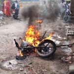 बाइक में वेल्डिंग करते समय लगी आग, लोगों में मची अफरा-तफरी