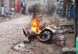 बाइक में वेल्डिंग करते समय लगी आग, लोगों&hellip;
