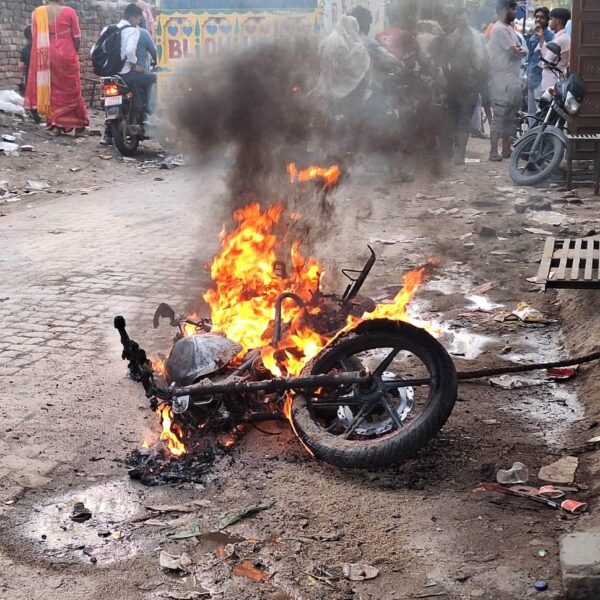 बाइक में वेल्डिंग करते समय लगी आग, लोगों&hellip;