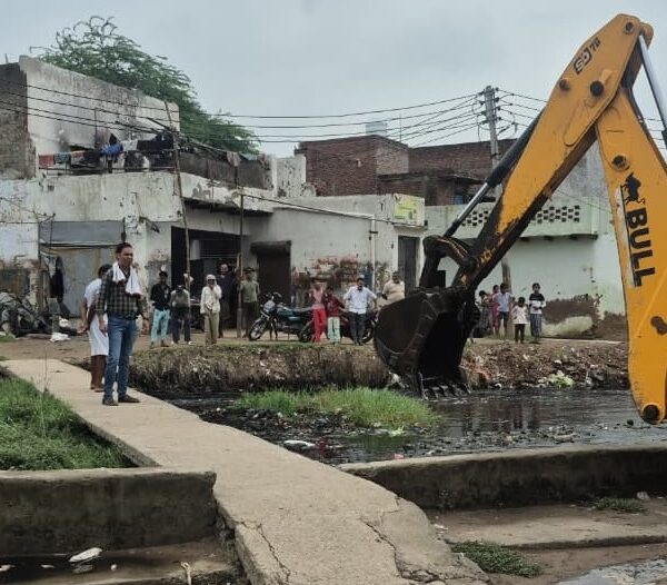 सासनी को उफनते नाले के गंदे जलभराव से&hellip;