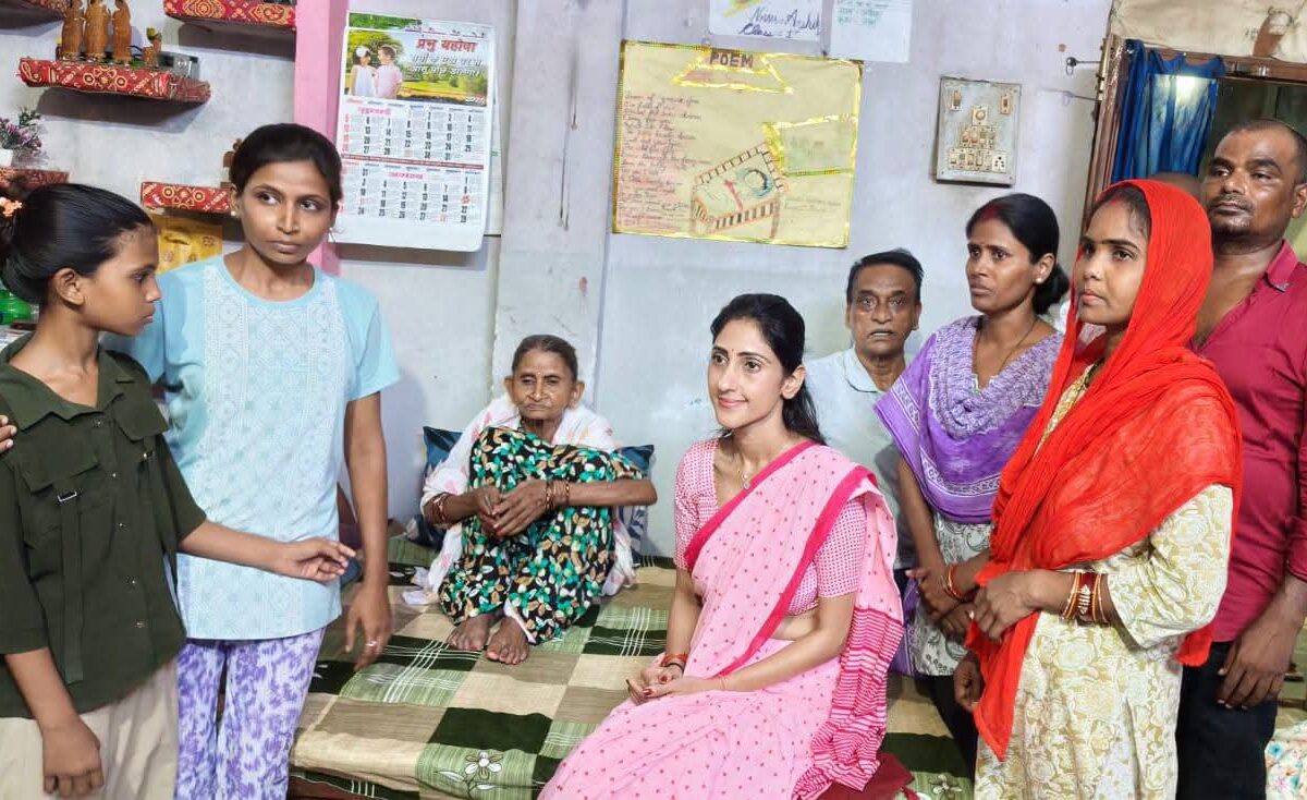 शोकाकुल परिवारों से मिलीं सदर विधायक अदिति सिंह