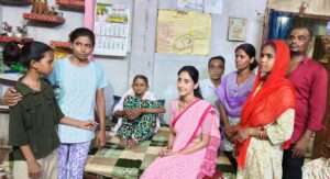 शोकाकुल परिवारों से मिलीं सदर विधायक अदिति सिंह