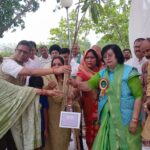 राज्यमंत्री व जिलाधिकारी ने केंद्रीय विद्यालय नबीपुर में किया पौधरोपण