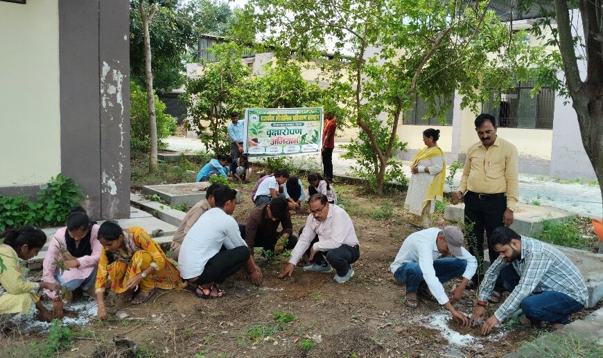 राजकीय आईटीआई कौरौवा में किया गया वृक्षारोपण