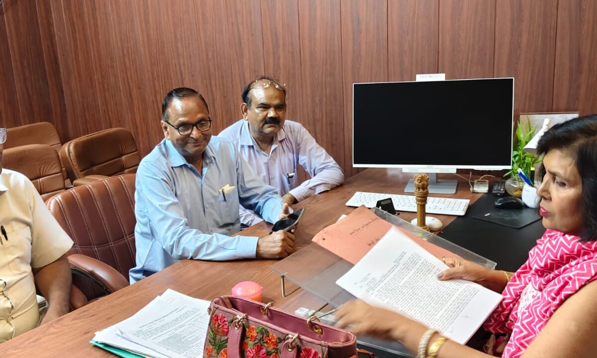 शिक्षक संघ ने डीआईओएस को सौंपा ज्ञापन