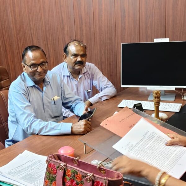 शिक्षक संघ ने डीआईओएस को सौंपा ज्ञापन