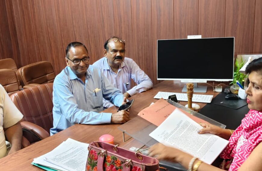 शिक्षक संघ ने डीआईओएस को सौंपा ज्ञापन
