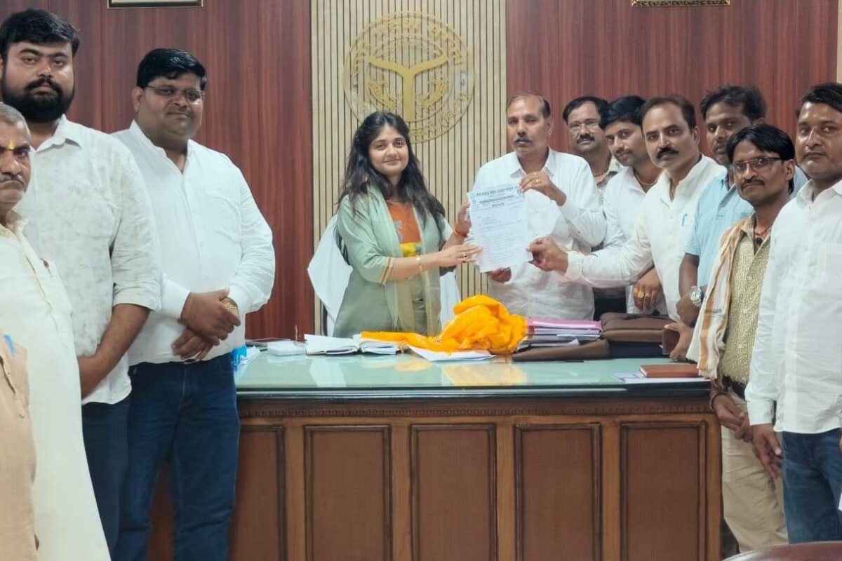 व्यापारियों ने विद्युत विभाग के खिलाफ जिला मुख्यालय पर किया प्रदर्शन
