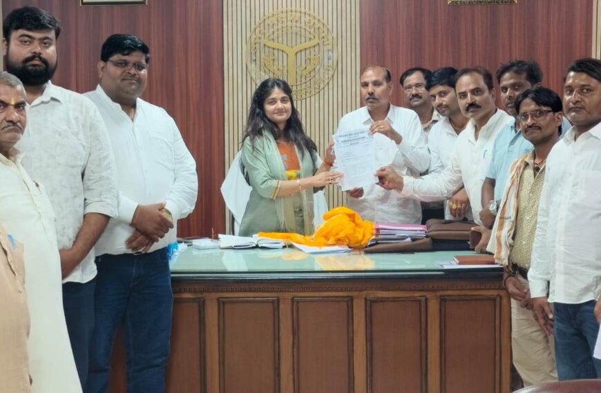 व्यापारियों ने विद्युत विभाग के खिलाफ जिला मुख्यालय&hellip;