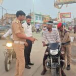 यातायात नियम तोड़ने वालों पर पुलिस का शिकंजा