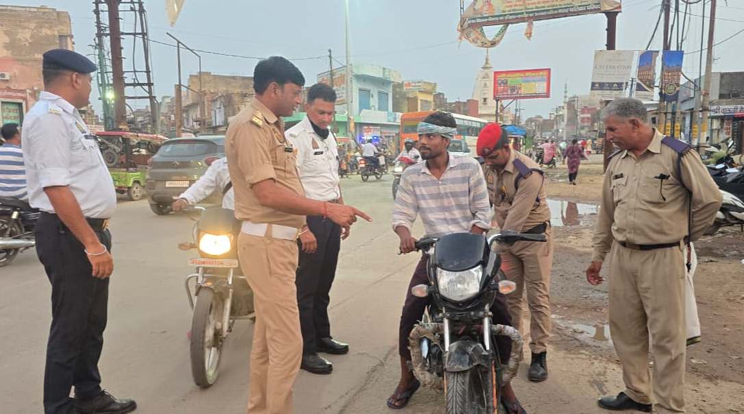 यातायात नियम तोड़ने वालों पर पुलिस का शिकंजा