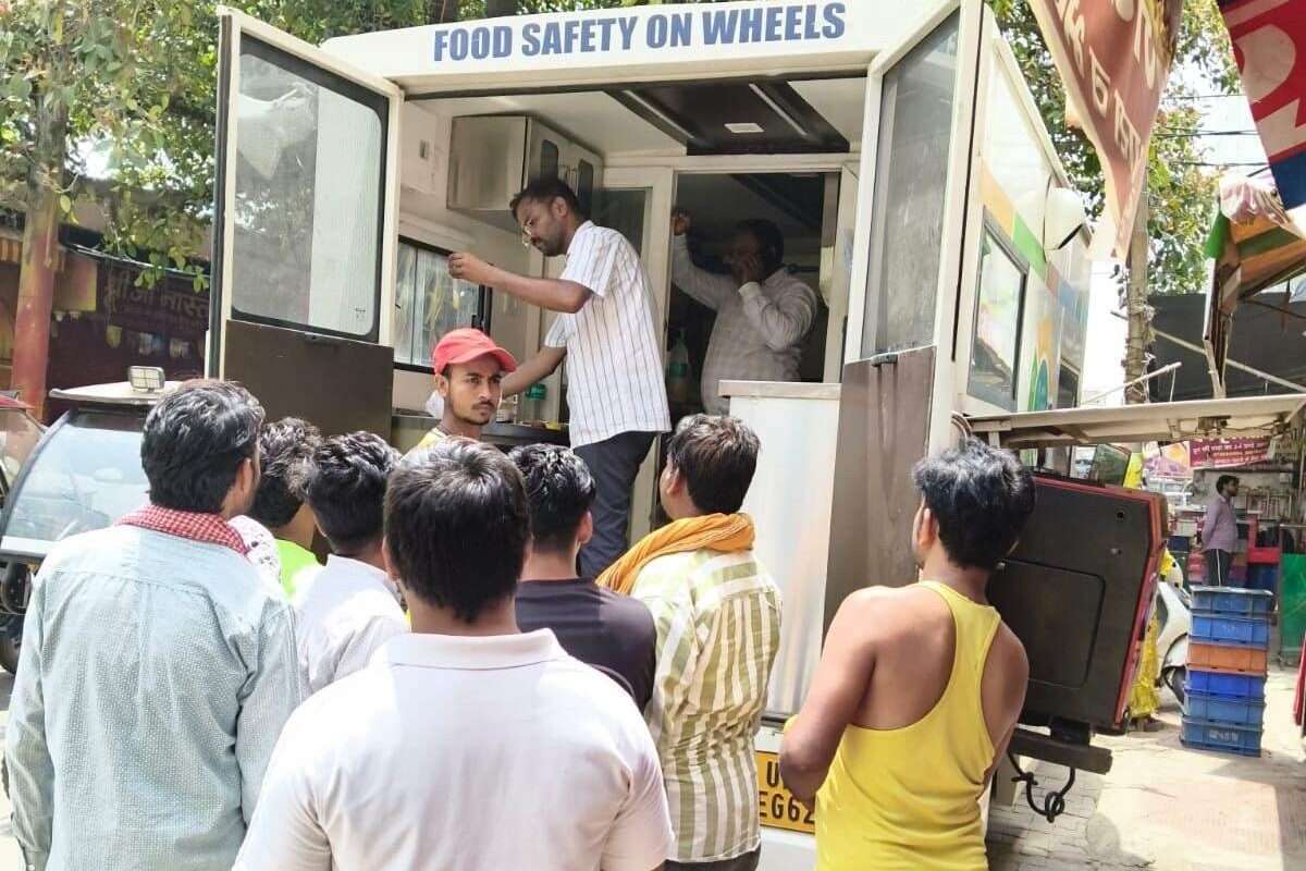 ‘फूड सेफ्टी ऑन व्हील’ के माध्यम से आमजन को दी मिलावट की जांच की जानकारी