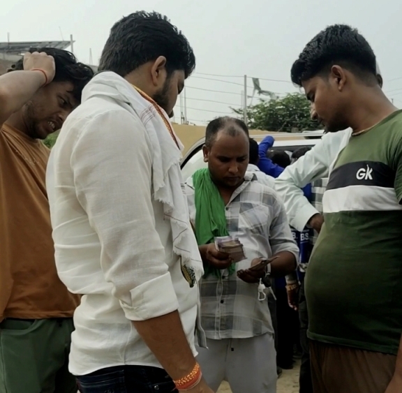 बसपा कार्यकर्ता सम्मेलन से पहले सनरूफ से रील बनाने और कार्यक्रम के बाद पैसे बांटने…