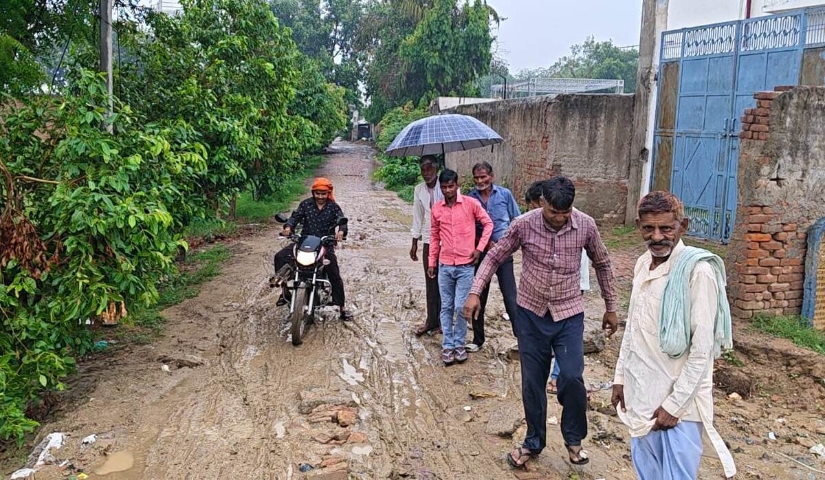 नगला भम्भू जाट की सड़क जर्जर, ग्रामीणों में नाराजगी
