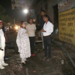 बारिश के बाद रात में सड़कों पर उतरीं पालिकाध्यक्ष, सफाई व्यवस्था का लिया जायजा