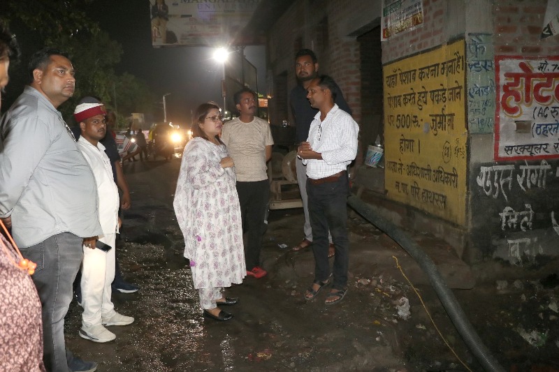 बारिश के बाद रात में सड़कों पर उतरीं पालिकाध्यक्ष, सफाई व्यवस्था का लिया जायजा