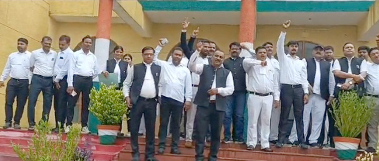 दिल्ली में छात्रों पर लाठीचार्ज के विरोध में बार एसोसिएशन ने राष्ट्रपति को भेजा ज्ञापन